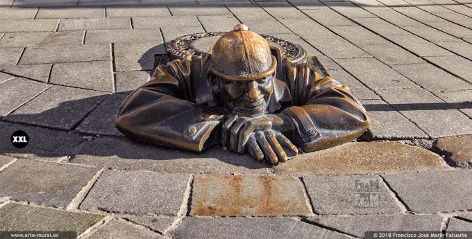 I7061301. Čumil: “The Man at Work” statue, Bratislava