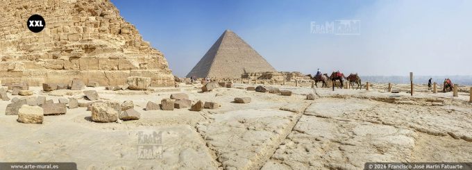 PRF6096508. Khufu pyramid seen from the pyramid of Khafre, Giza pyramid complex  (Egypt)