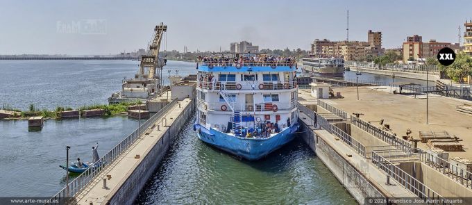 PRF6301203. Navigating through Esna lock, Esna (Egypt)