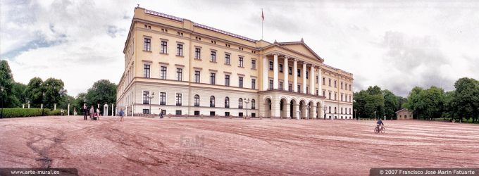 7N624707. Royal Palace in Oslo (Norway)